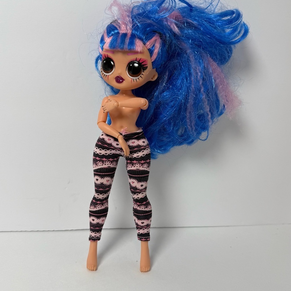 LOL Surprise OMG Queens Prism Fashion Doll Outfit Blue Pink Hair Makeup Nails
